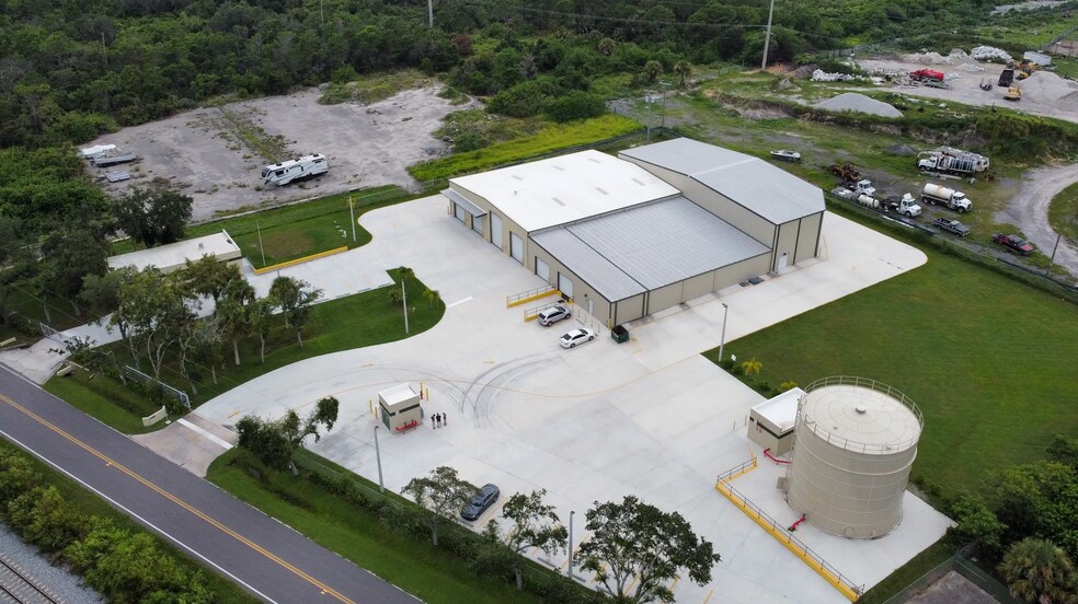 4460 Old Dixie Hwy, Grant, FL à louer - Photo du bâtiment - Image 3 de 10