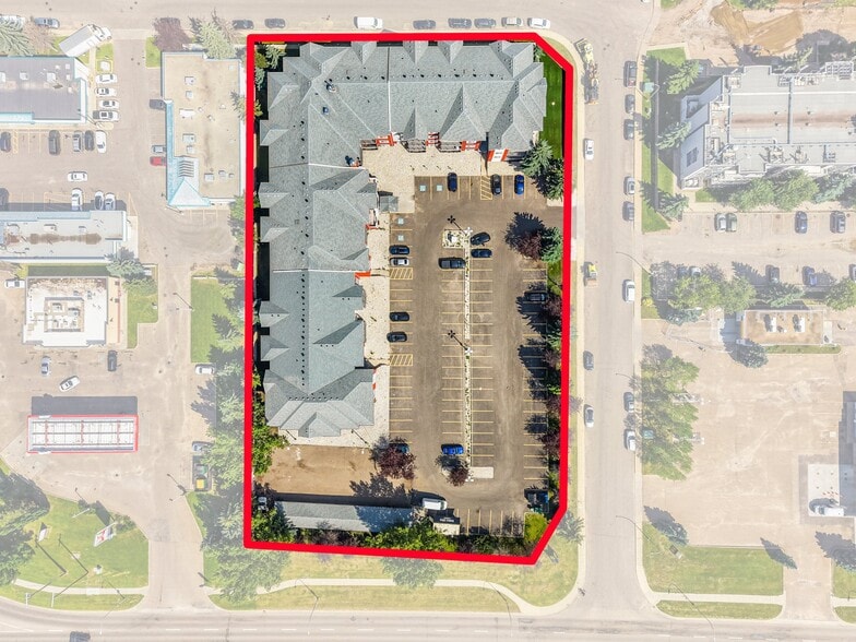 12618 152 Av NW, Edmonton, AB à louer - Photo du bâtiment - Image 2 de 8