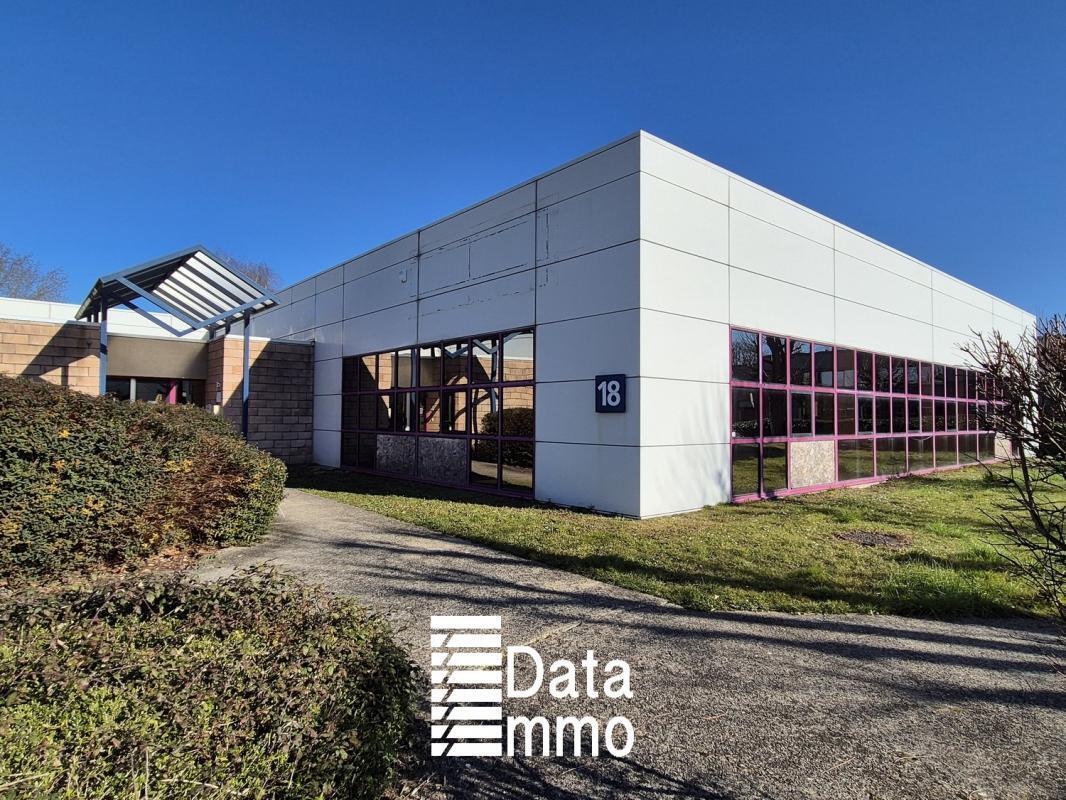 Industrial in Saint-Thibault-des-Vignes for lease Building Photo- Image 1 of 6