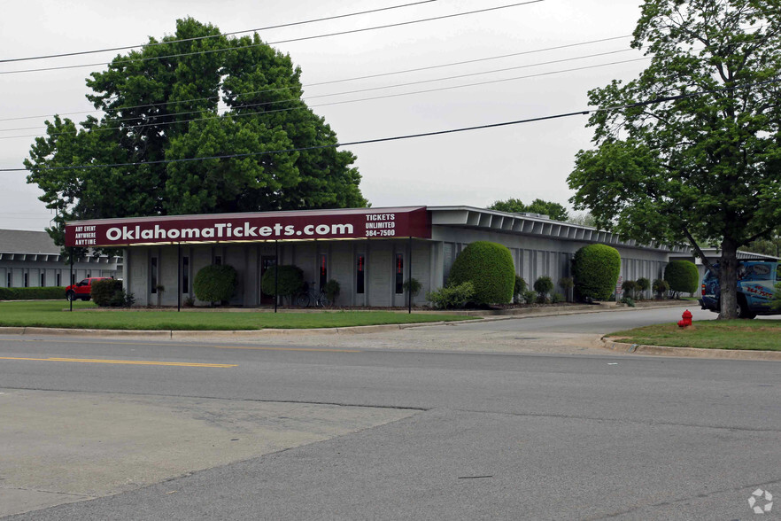 2215 W Lindsey St, Norman, OK for lease - Building Photo - Image 2 of 6