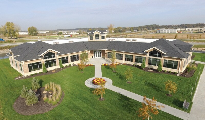 5015 NW Canal St, Riverside, MO à louer - Photo du bâtiment - Image 2 de 10