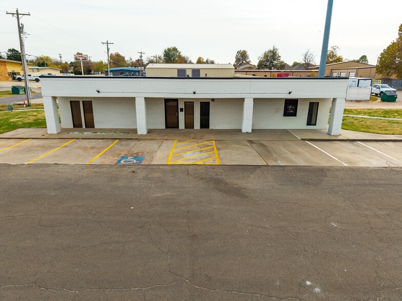 3009 Epperly Dr, Oklahoma City, OK for sale - Building Photo - Image 1 of 36