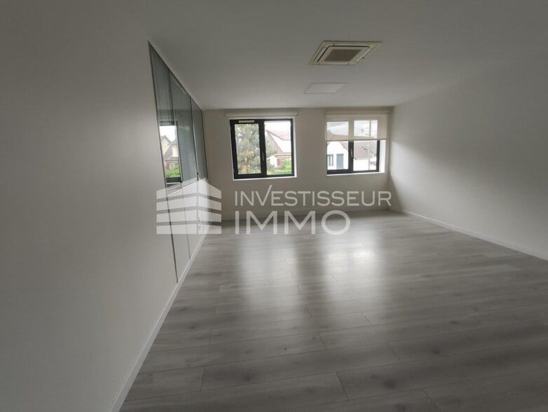 Office in Noisy Le Grand for lease - Interior Photo - Image 3 of 5