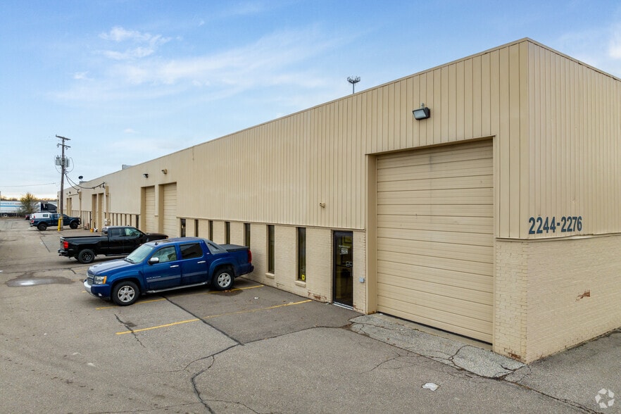 2216-2276 E Fourteen Mile Rd, Warren, MI for lease - Building Photo - Image 3 of 6