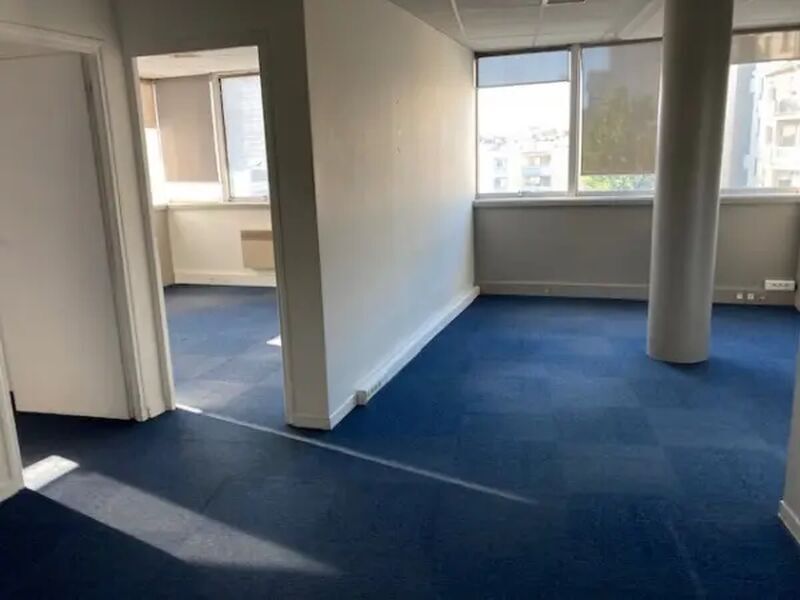 Office in Lyon for sale Interior Photo- Image 1 of 5