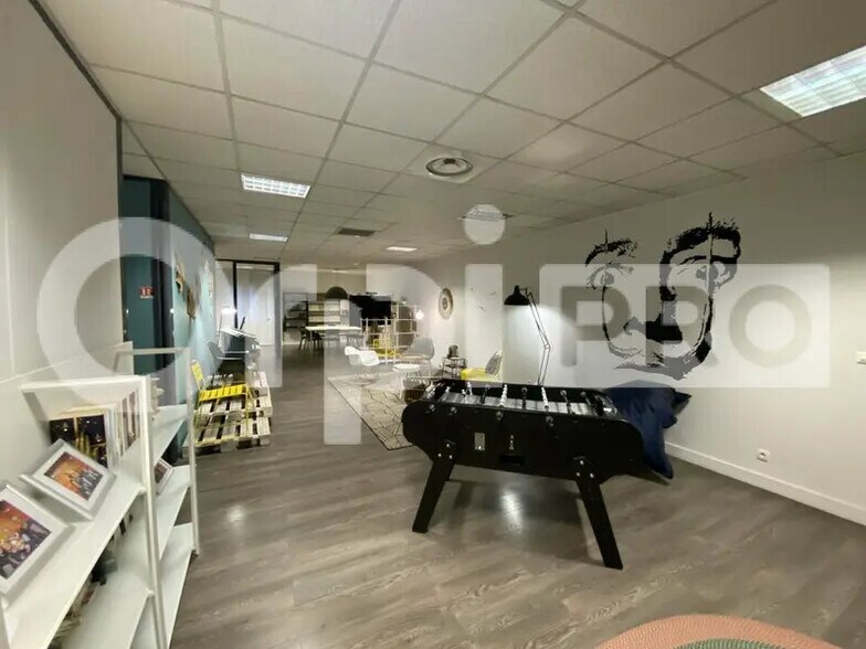 Flex in Vaulx-en-Velin for sale - Building Photo - Image 3 of 12