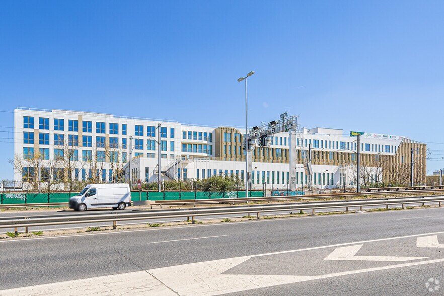 Bureau dans Nanterre à louer - Photo du bâtiment - Image 2 de 6