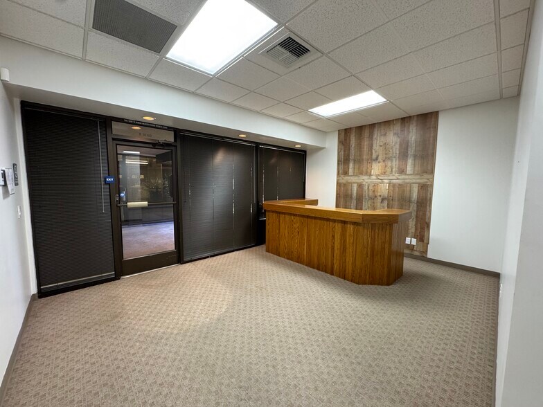 2019 Westwind Dr, Bakersfield, CA à vendre - Photo intérieure - Image 2 de 16