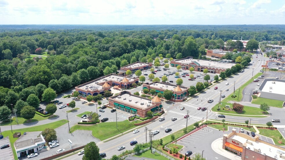 5049 Country Club Rd, Winston-Salem, NC à louer - Photo du bâtiment - Image 2 de 6