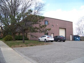 185 Av du Pacifique, Laval, QC à vendre Photo du bâtiment- Image 2 de 6