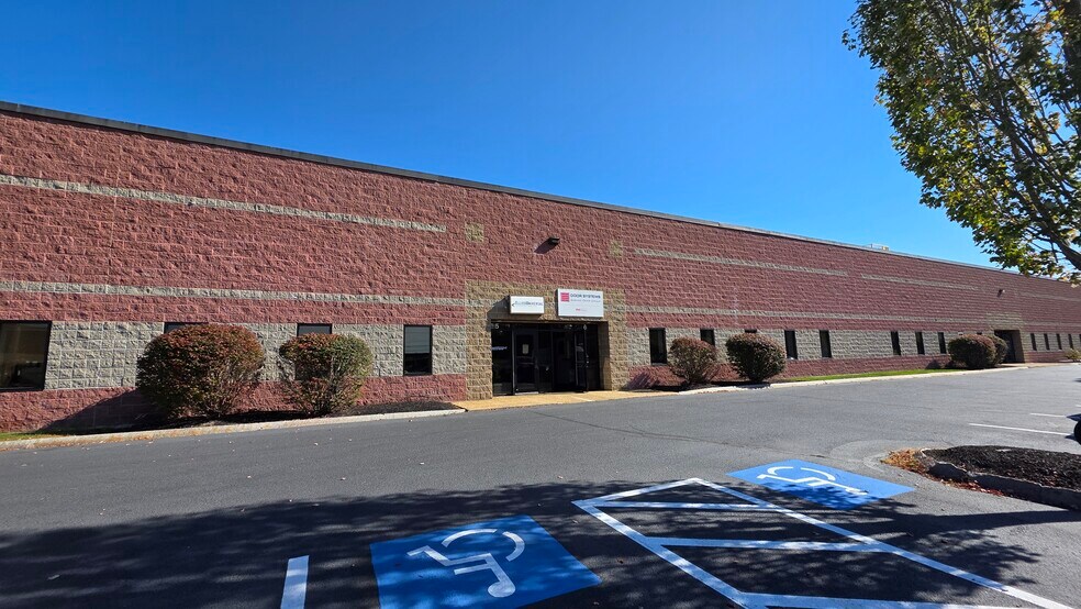 4 Thomas Dr, Westbrook, ME à louer - Photo du bâtiment - Image 2 de 9