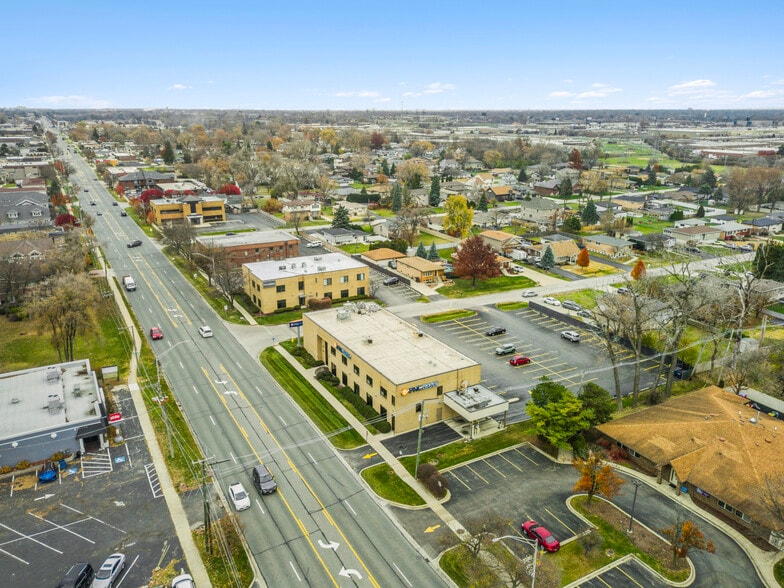 PNC Bank Anchored Multi-Tenant Buildings portfolio of 2 properties for sale on LoopNet.ca - Building Photo - Image 3 of 6