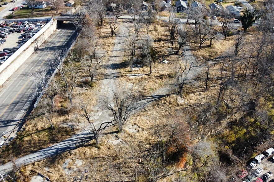 5631 E US 40, Kansas City, MO for sale - Building Photo - Image 2 of 12