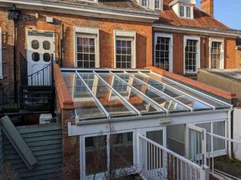 222 High St, Guildford à louer - Photo du bâtiment - Image 2 de 4