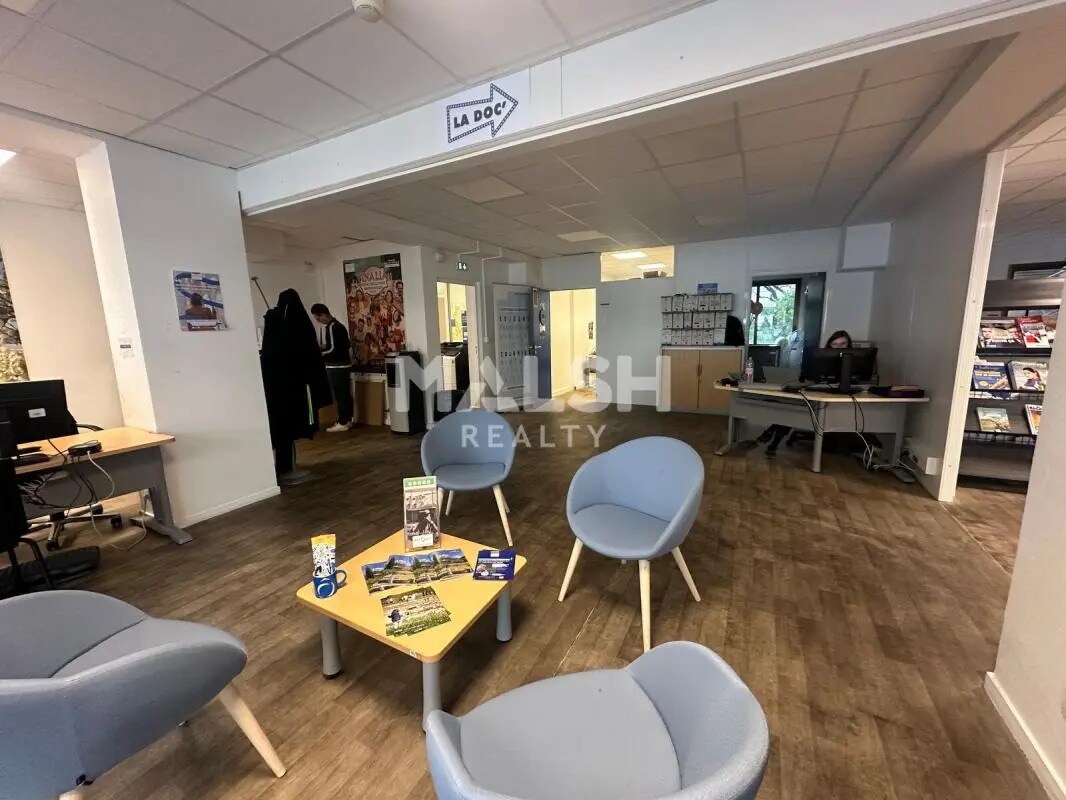 Retail in Lyon for lease Building Photo- Image 1 of 10