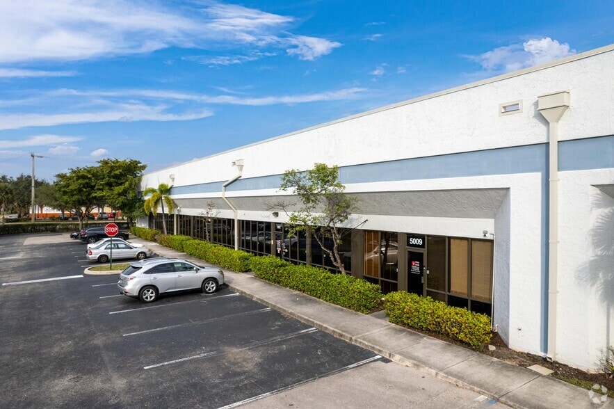 5001-5035 N Hiatus Rd, Sunrise, FL for lease - Building Photo - Image 3 of 12