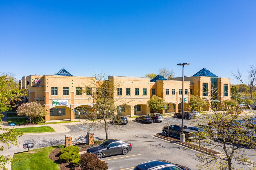 714-900 W Grand River Ave, Brighton, MI à louer - Photo du bâtiment - Image 3 de 9