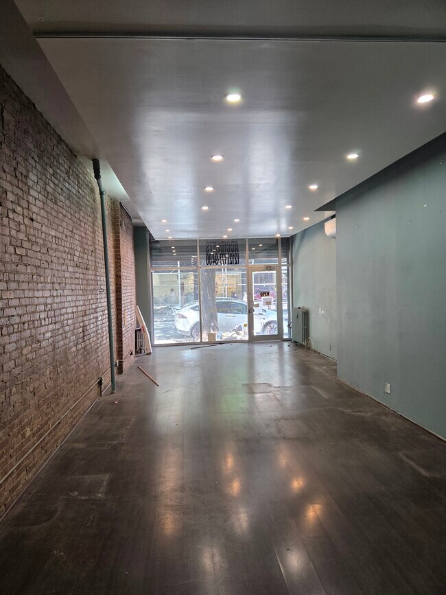 Plus de détails pour 13 Avenue B, New York, NY - Commerce de détail à louer