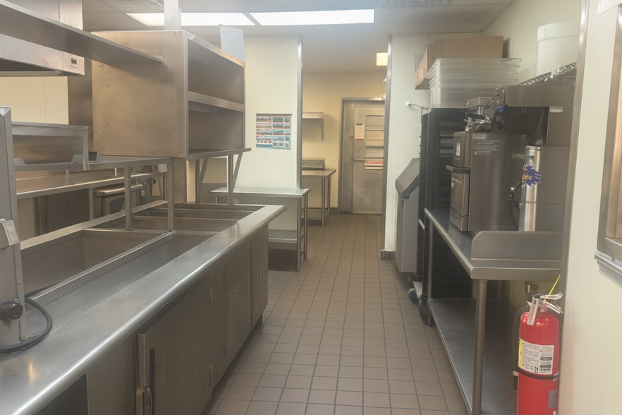 420 E 30th Ave, Hutchinson, KS for sale - Building Photo - Image 2 of 8