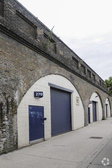 Lancaster Rd, London à louer - Photo du bâtiment - Image 2 de 3