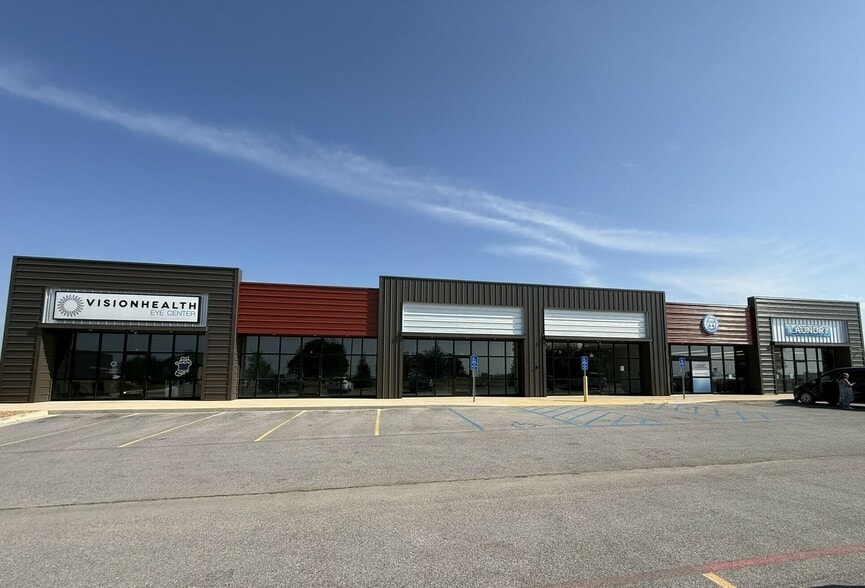 911 Center St, Rogersville, MO à vendre - Photo du bâtiment - Image 2 de 8