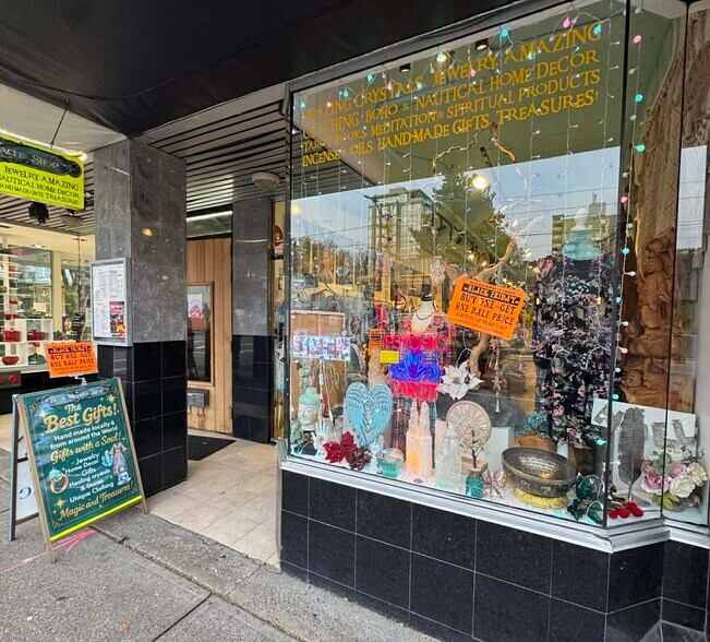 2987 Granville St, Vancouver, BC à louer - Photo du bâtiment - Image 3 de 25