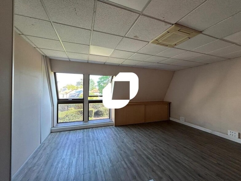 Office in Villejuif for lease - Interior Photo - Image 1 of 7