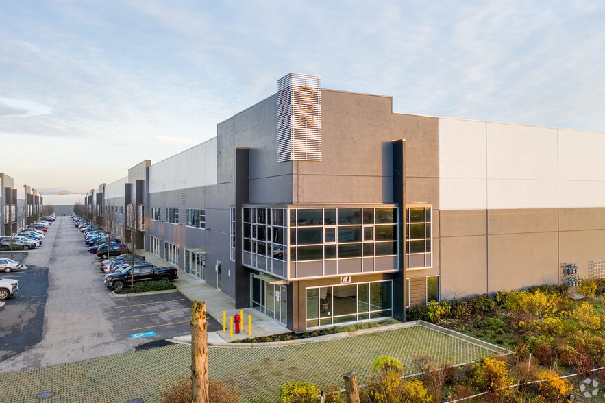 19055 Airport Way, Pitt Meadows, BC à louer - Photo du bâtiment - Image 2 de 2