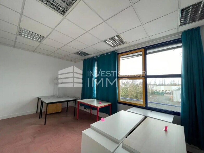 Office in Vaux-le-Pénil for sale - Interior Photo - Image 2 of 5