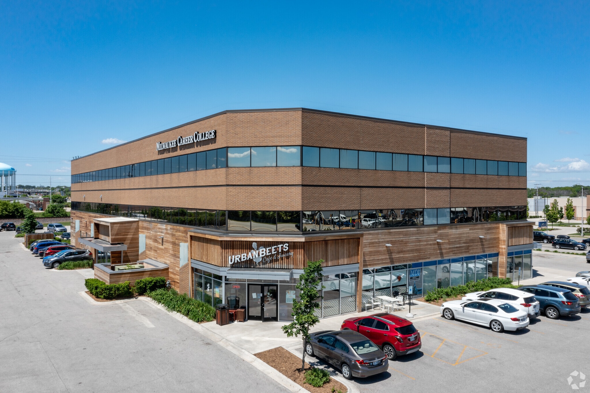 3077 N Mayfair Rd, Wauwatosa, WI for lease Building Photo- Image 1 of 18