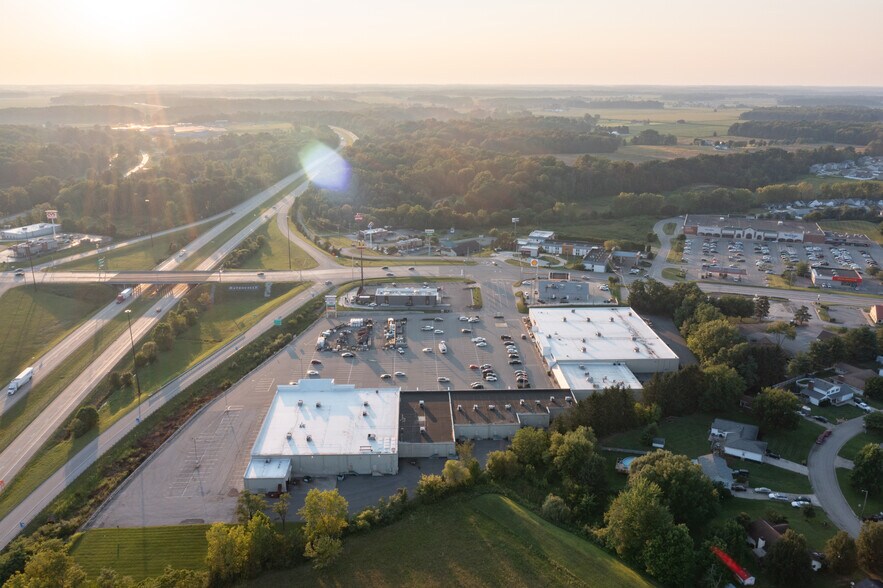 100 Cross County Plz, Batesville, IN à louer - Photo du bâtiment - Image 3 de 6