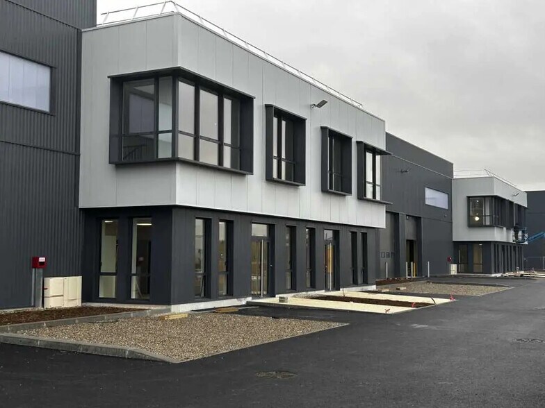 Flex dans Saint-Priest à louer - Photo du bâtiment - Image 3 de 17