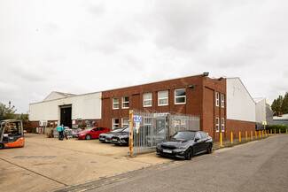 Plus de détails pour 8 Fairway Close, Hounslow - Industriel/Logistique à louer