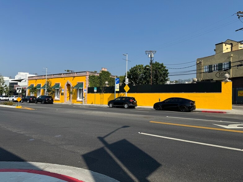8435 Melrose Ave, West Hollywood, CA for lease - Building Photo - Image 1 of 25