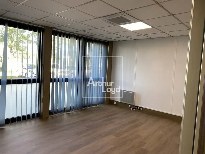 Office in Moissy-Cramayel for lease - Interior Photo - Image 2 of 5