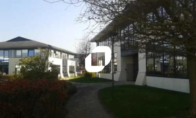Flex in Trappes for lease - Building Photo - Image 2 of 4
