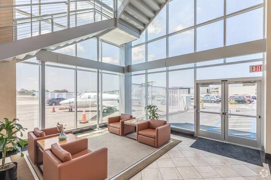 2150 Palomar Airport Rd, Carlsbad, CA for sale - Lobby - Image 2 of 4