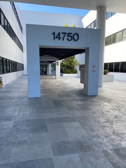 14750 NW 77th Ct, Miami Lakes, FL à louer - Photo du bâtiment - Image 3 de 21