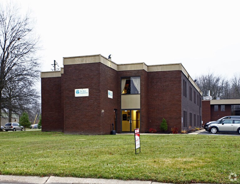 275 Martinel Dr, Kent, OH à louer - Photo du bâtiment - Image 2 de 2