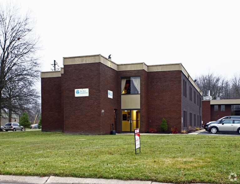 275 Martinel Dr, Kent, OH à louer - Photo principale - Image 1 de 3