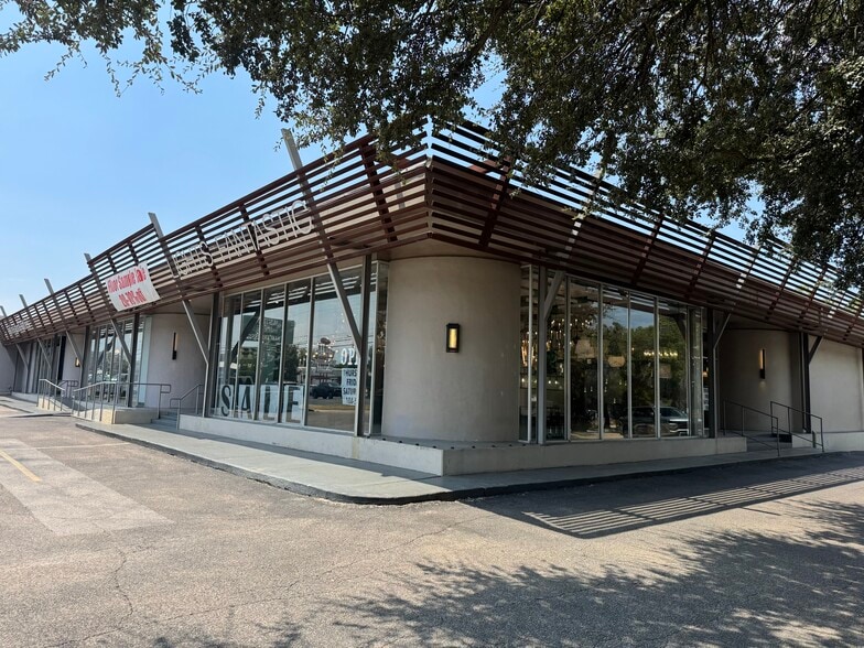 7530-7532 Burnet Rd, Austin, TX à louer - Photo du bâtiment - Image 3 de 3