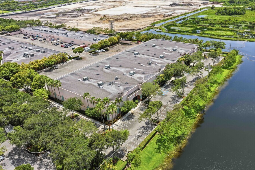 2704-2784 Executive Way, Miramar, FL for lease - Building Photo - Image 3 of 6