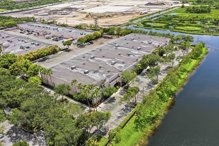 2704-2784 Executive Way, Miramar, FL à louer - Photo du bâtiment - Image 3 de 6