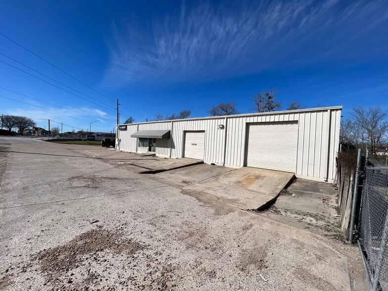 2112 E Wm J Bryan Pky, Bryan, TX for sale - Building Photo - Image 2 of 6