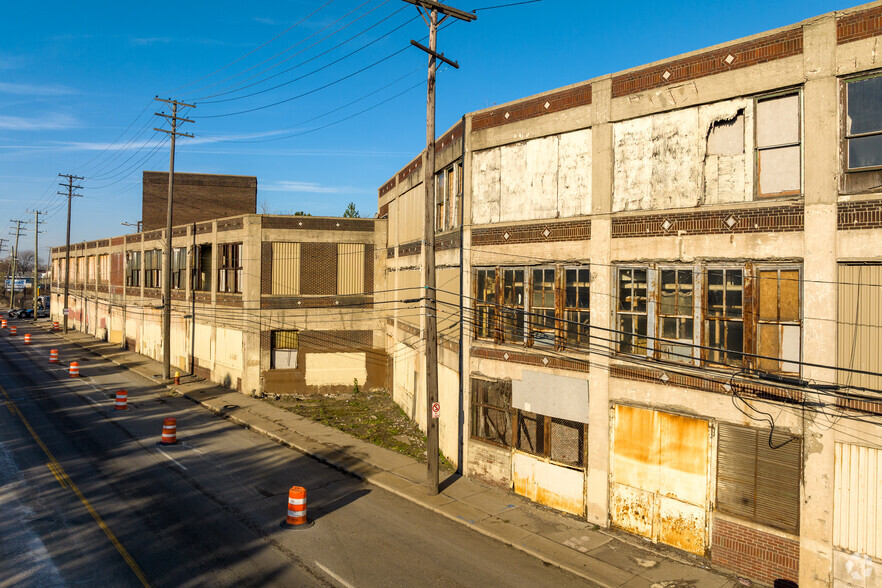 6660 Mount Elliott St, Detroit, MI à louer - Photo du bâtiment - Image 3 de 4