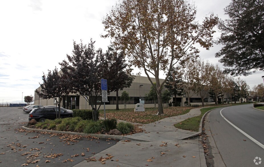 8328 Central Ave, Newark, CA à louer - Photo du bâtiment - Image 2 de 3