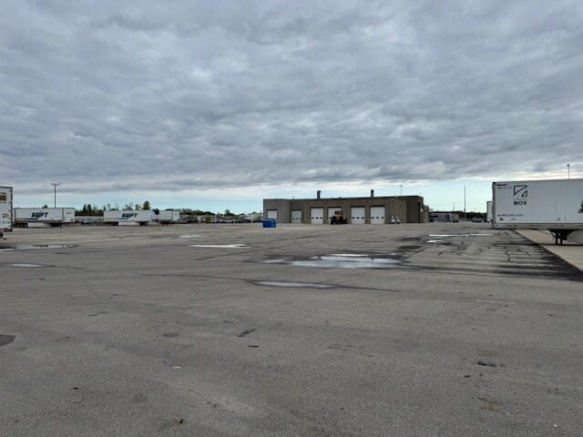 2476 American Dr, Neenah, WI à vendre - Photo du bâtiment - Image 2 de 8