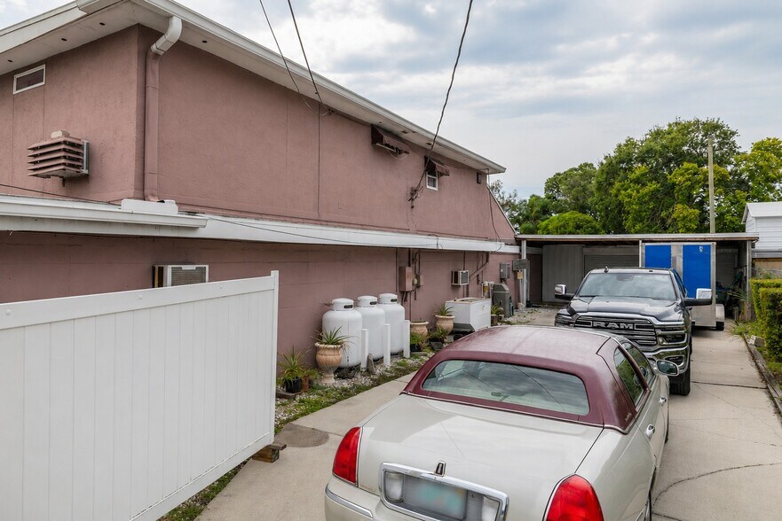 2865 E Bay Dr, Largo, FL à vendre - Photo du bâtiment - Image 3 de 41