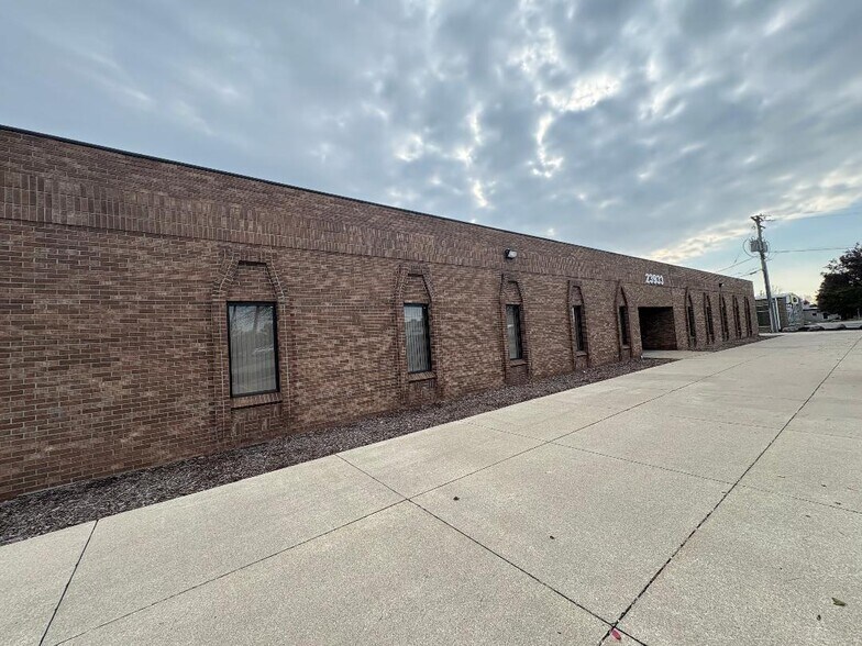 23933 Allen Rd, Trenton, MI à louer - Photo du bâtiment - Image 1 de 11