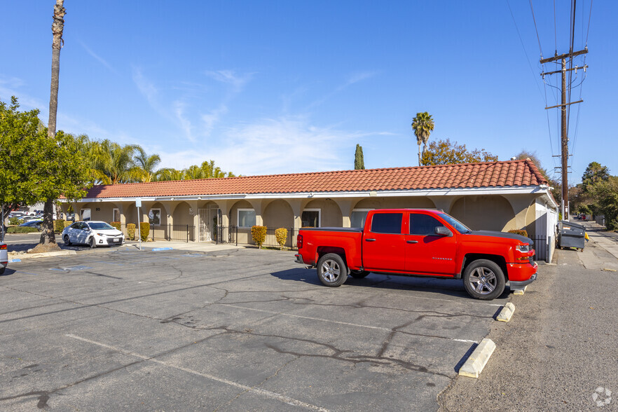 925 E Pennsylvania Ave, Escondido, CA for lease - Building Photo - Image 3 of 4